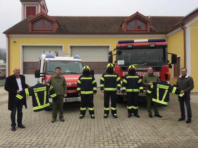 Bei der Übergabe: Bgm. Wolfgang Sodl (links), Vbgm. Florian Ohrenhofer (rechts), Kommandant Romeo Malits (2. von rechts) und sein Stellvertreter Wolfgang Knor (2. von links).  | Foto: Gemeinde Olbendorf