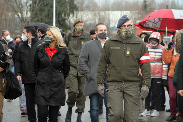 Verteidigungsministerin Klaudia Tanner und Oberst Schlechter im Anmarsch durch die Wartenden.
