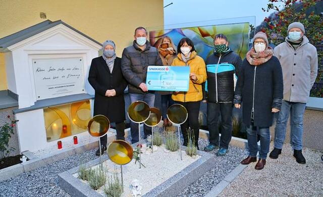 Bei der Übergabe in Ebensee: Anton Mair, Sebastian Heissl, Barbara Wiesauer, Gerda Mittendorfer, Carina Heissl, Bettina Wiesauer, Harald Müller. | Foto: Reinhard Hörmandinger