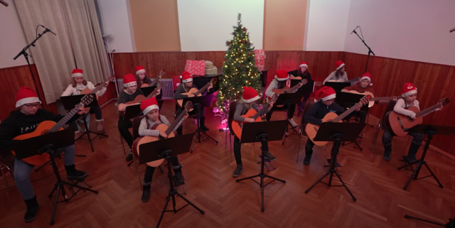 Die verschiedenen Klassen haben unabhängig voneinander ihre Beiträge eingespielt.  | Foto: Musikschule