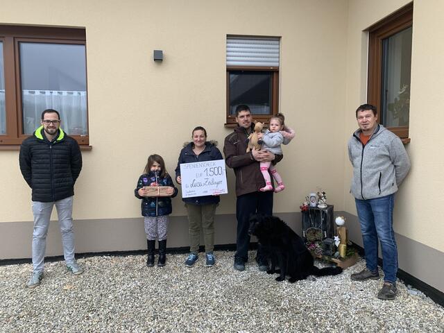 auf dem Bild (von links nach rechts):
Obmann Florian Zeilinger, Hanna, Sabrina und Robert Zeilinger mit Luisa, Obmann Stellvertreter Gerhard Gaisbauer
