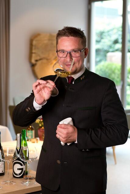 "Ein feiner Gaumen, eine sensible Nase, Sprachgewandtheit, Organisationstalent und ein kaufmännisches Können gehören zum Beruf", informiert der Master Sommelier Alexander Koblinger.