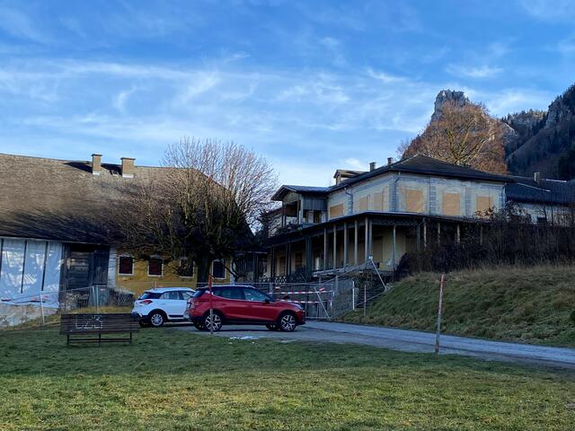 Das Gut Guggenthal mit Blick zum Nockstein.