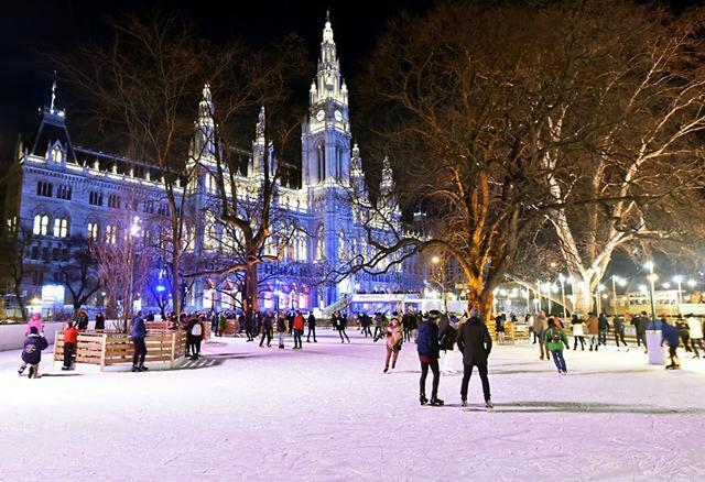 Wien eröffnet am 24. Dezember die Rathaus Eislauffläche für Publikumslauf. | Foto: meinbezirk