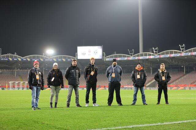 Die LASK-Greenkeeper pflegen das Grün der Athletiker.