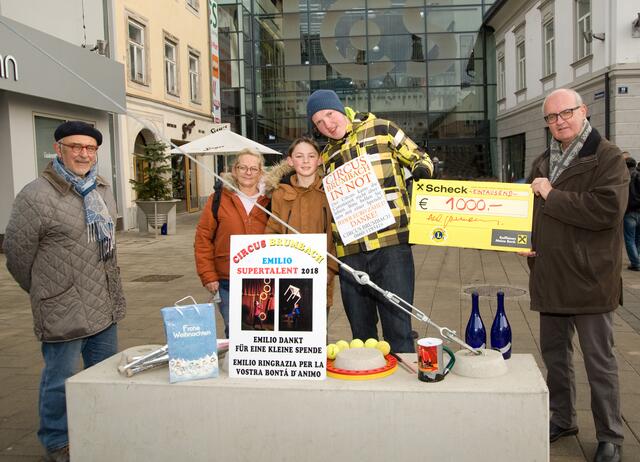 Spendenübergabe durch den Lions Club: Paul Wilke, die Familie Brumbach, Axel Sormann, Präsident des Lions Club Leoben (v.l.).  | Foto: KK
