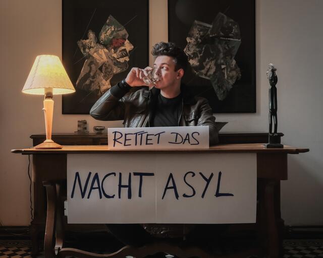 Dan Lestrade ist für seine unkonventionelle und kreative Art bekannt. Mit diesem Bild will er Fans des Nachtasyls zur Mithilfe animieren. | Foto: Lestrade