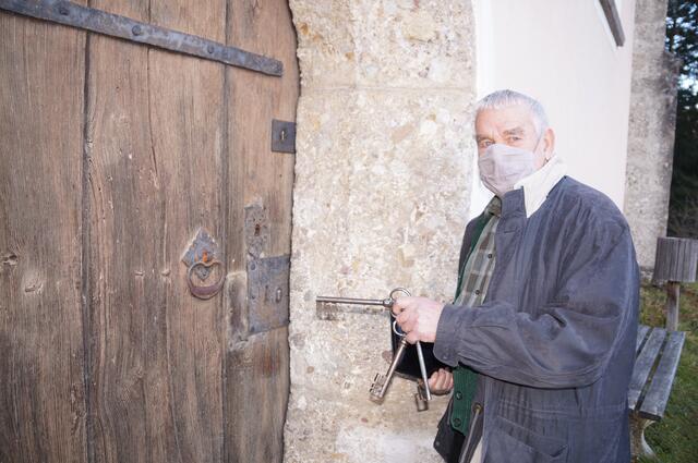 Mesner Josef Wallmann mit Schlüsseln aus dem 17. Jh.