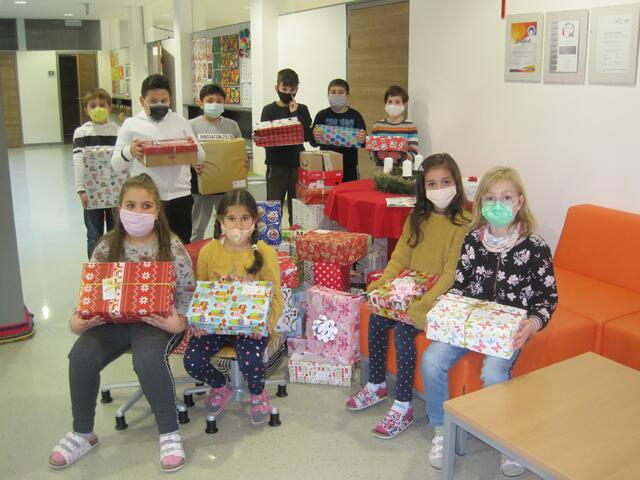 70 Pakete konnten am 16. Dezember 2020 von der Landlerhilfe abgeholt werden. | Foto: VS 2 Ried