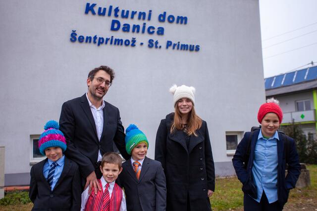 Lara, Jan Aron, David, Ivo und Obmann Samo Wakounig freuen sich bereits auf das Neujahrskonzert. | Foto: Privat