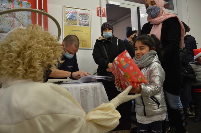 Glückliche Kindergesichter im Sozialmarkt des Samariterbundes.