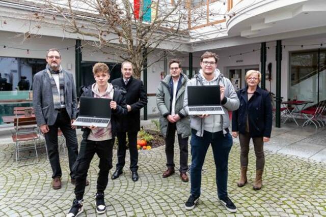 Insgesamt fünf Laptops sind derzeit für die Schüler der Berufsschule Mattersburg im Einsatz | Foto: AK BGLD