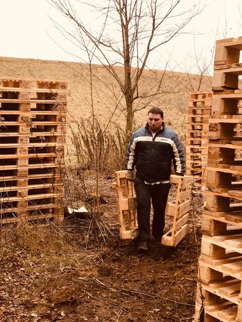 400 Euro-Paletten hat Daniel Hemmer für das "größte Insektenhotel der Welt" zusammengetragen.