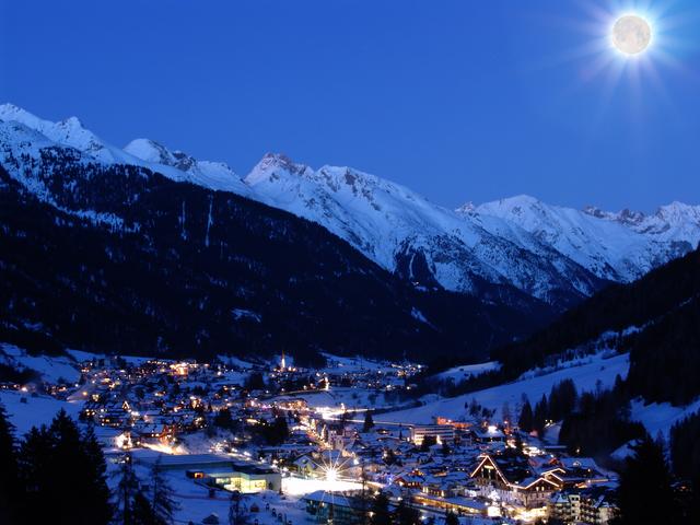 St. Anton am Arlberg bei Nacht.