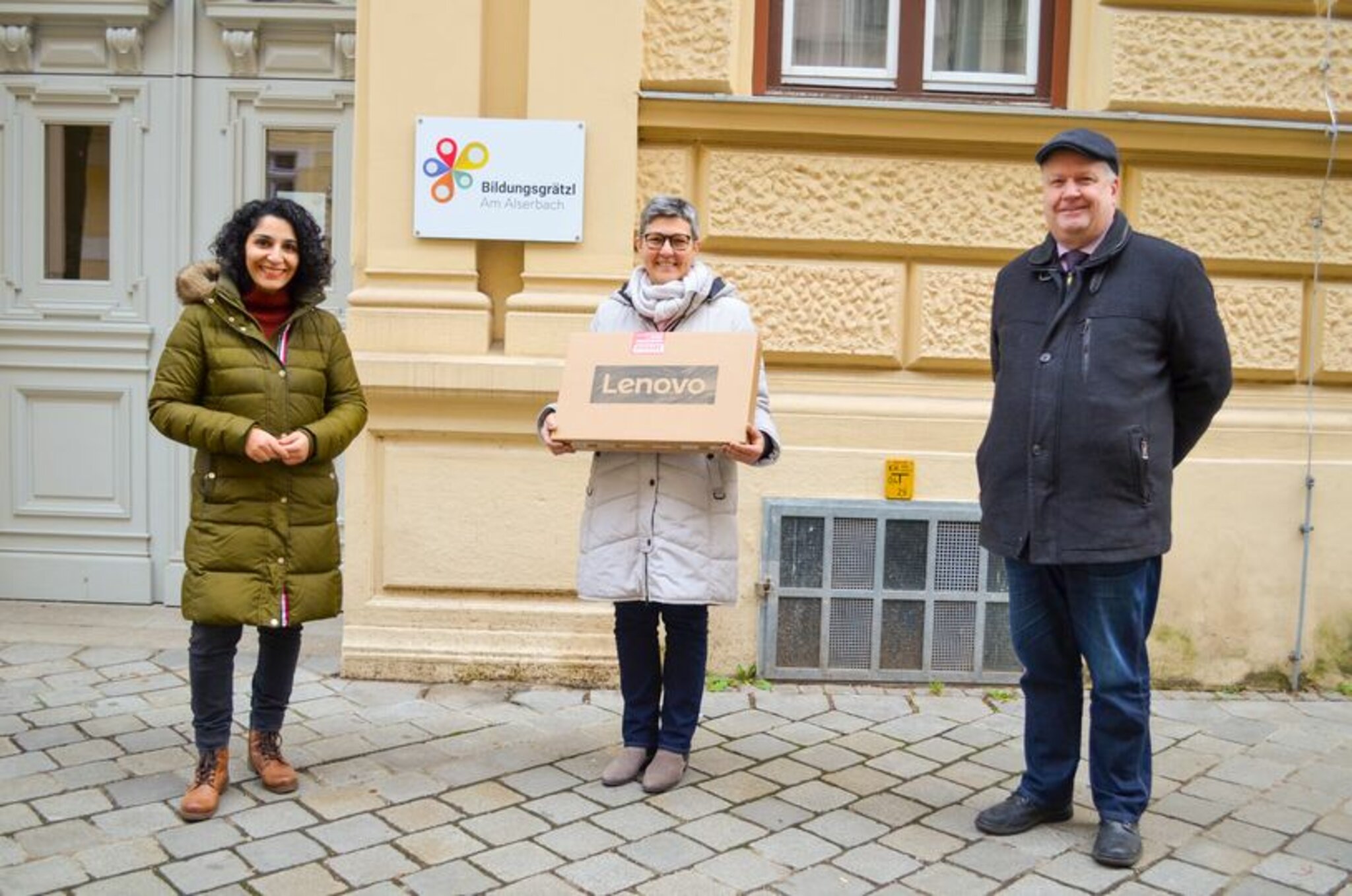 Weihnachtswunder am Alsergrund: 35 Laptops für Schulkinder gespendet ...
