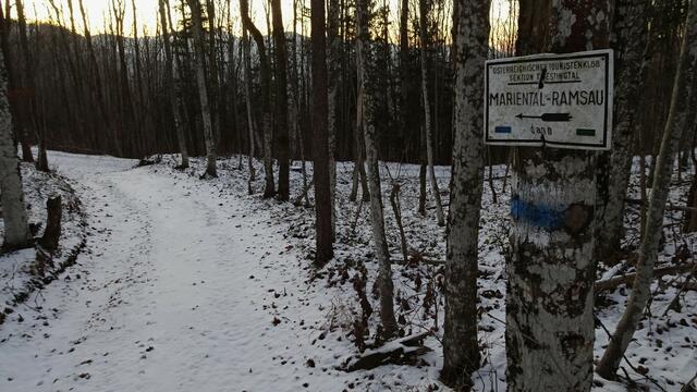 Wir biegen auf den Wanderweg mit der blauen Markierung Richtung Mariental/Ramsau ab! ...