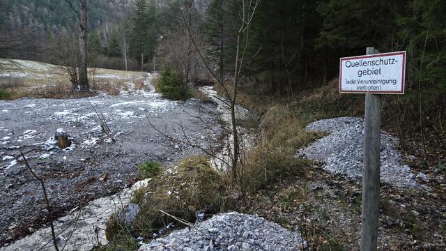 ... durch das Quellenschutzgebiet ...