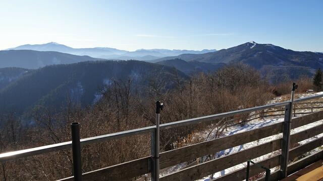 V.li.n.re.: Schneeberg, Rax, Schneealpe, Gippel, Unterberg
