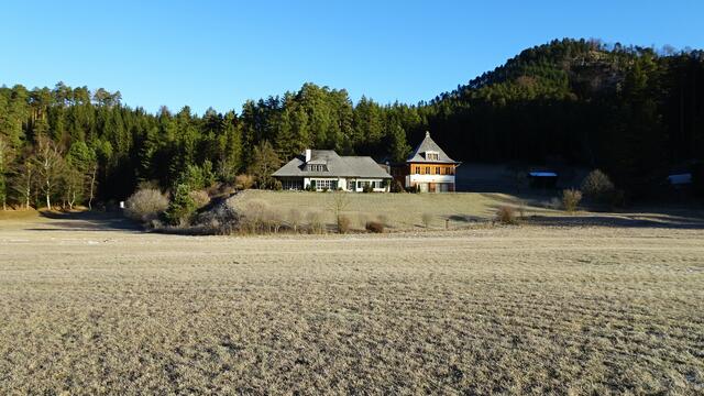 ... vorbei an Forstgütern und weiten Wiesen, ...
