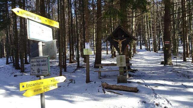 Beim Bettelmannkreuz weisen sehr gute Beschilderungen den richtigen Weg hinauf aufs Kieneck und zur Enzianhütte! ...