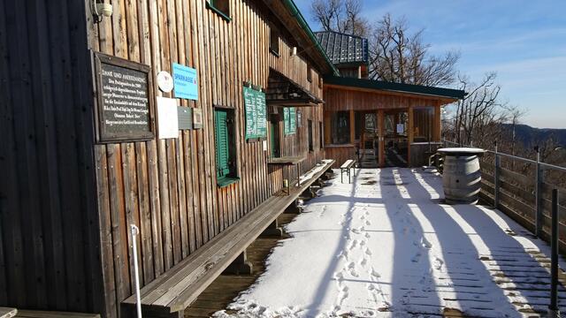 ... die mit ihrem gemütlich eingerichteten und verglasten Winterraum ...