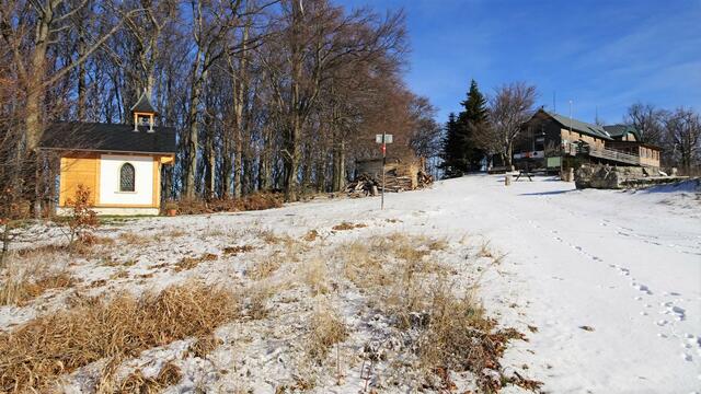 Unweit vom Gipfelkreuz - die entzückende, kleine Kapelle, die ich Euch bereits im Herbst näher vorgestellt habe, und die Enzianhütte auf 1107 m ü.A., ... 