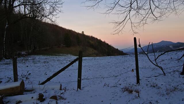 Letztendlich erreichen wir die Weggabelung nahe der Araburg! ...
