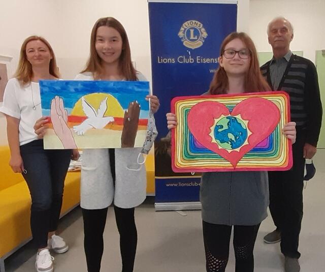 vlnr: Dir. Rita Stenger (NMS Siegendorf), Jana Hahnenkamp (3. Platz), Nina Padewski (2. Platz), Präsident DI Helmuth Koch (Lions Club Eisenstadt)