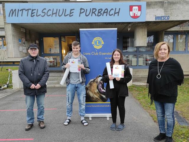 vlnr: Lions-Sekretär Ing. Franz Seidl, 2. Platz Kevin Schwarz, 3. Platz Hanna Jenny, Zeichenlehrerin Dipl.-Päd. Eveline Maikis 