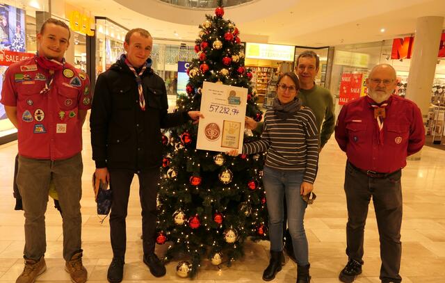 Gabi Ziller und Stefan Pleger freuten sich über einen stolzen Spendenbetrag der Pfadfinder. | Foto: privat
