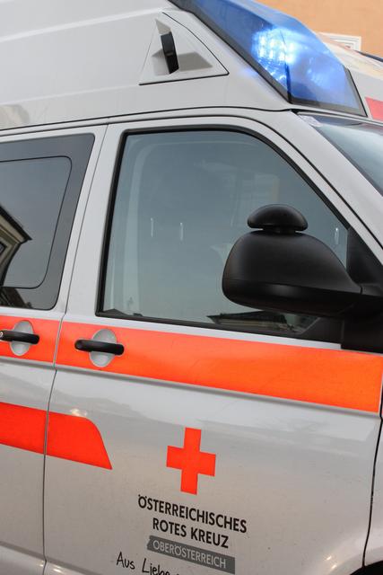 Beim Verkehrsunfall wurden zwei Personen unbestimmten Grades verletzt und nach der Erstversorgung durch einen Notarzt ins LKH Schärding eingeliefert. | Foto: Huber