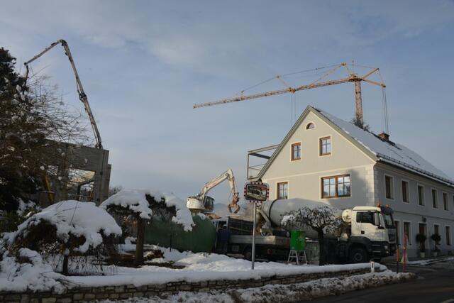 Ein neues Pflegeheim sowie betreute Seniorenwohnungen und eine moderne Hackschnitzelheizanlage entstehen rund um das Elternhaus des ehemaligen ÖVP-Spitzenpolitikers Fritz Grillitsch. | Foto: Pfister
