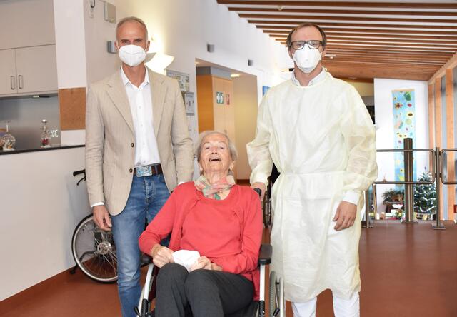 Nach der Impfung: Heimleiter Gerhard Peskoller (li.) mit Notburg Perkhofer und Impfarzt Dr. Georg Offer (re.).  | Foto: © Land Tirol