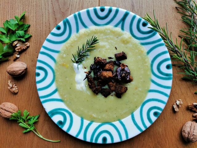 Pastinakencremesuppe mit Orangenaroma und knuspriger Nuss-Brot-Einlage | Foto: Katrin Ebetshuber