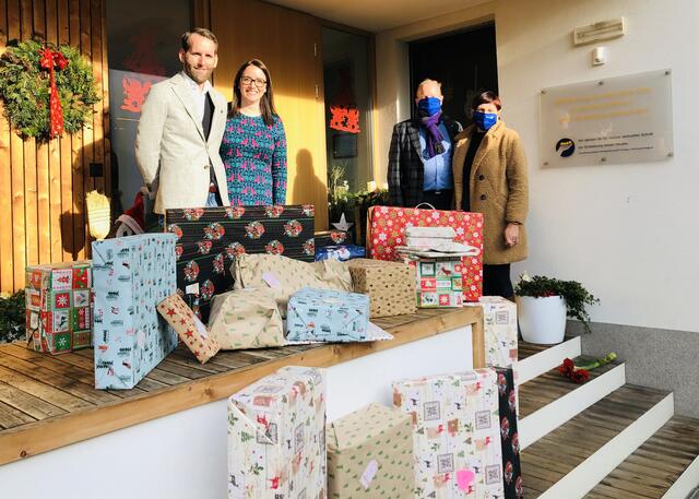 Geschenke für die Kinder der Sozialtherapeutischen Wohngemeinschaft Pronegg: Robert und Katrin Krammer (Leitung Sozialtherapeutische Wohngemeinschaft Pronegg), Christian Bammer und Maria Martin (RC Oberwart-Hartberg)