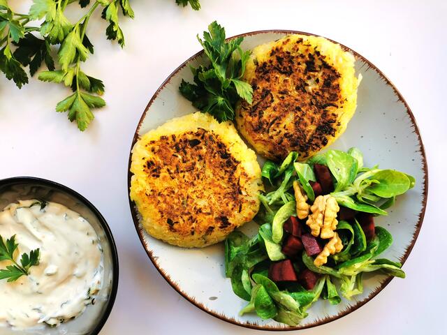 Sauerkrautlaibchen mit Dip und Vogerlsalat | Foto: Katrin Ebetshuber