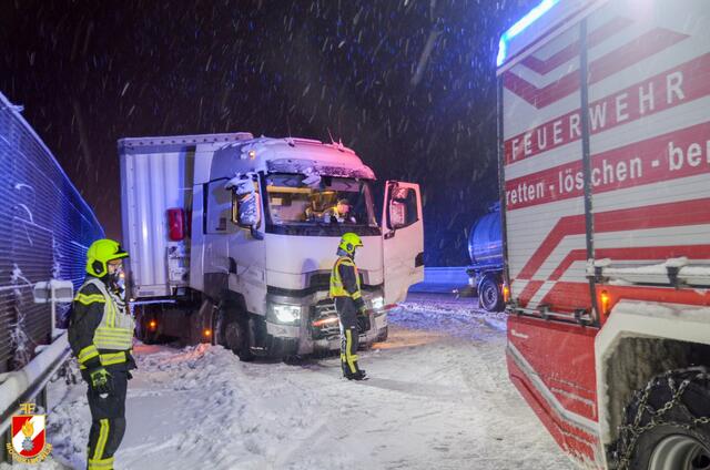 Auf der A2 musste ein verunfallter Lkw wieder flott gemacht werden. | Foto: FF Mooskirchen