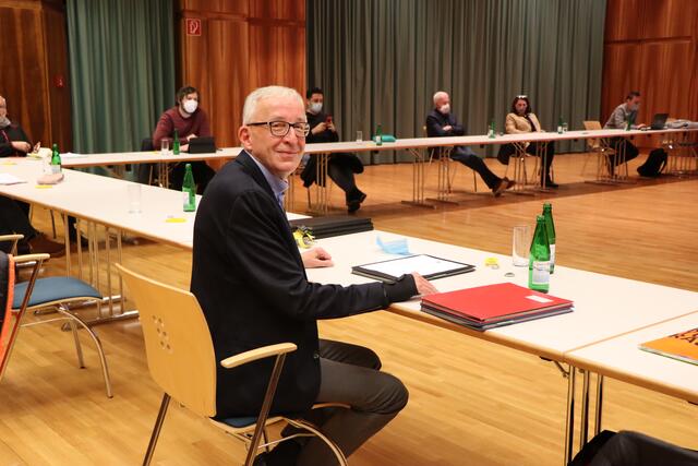 Herbert Mayer leitete als neuer Landecker Stadtchef nach der erfolgten Wahl die Gemeinderatssitzung. | Foto: Othmar Kolp