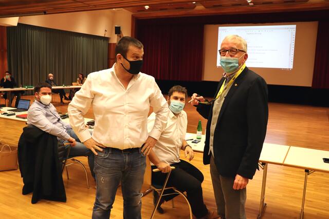 Vizebgm. Thomas Hittler, der interimistisch die Amtsgeschäfte geführt hatte, übergab dem neuen Landecker Bürgermeister Herbert Mayer (re.) symbolisch die Schlüssel.  | Foto: Othmar Kolp