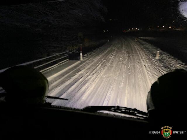 Schneefahrbahn auf der A2, die Schneemengen war zum Teil richtig groß. | Foto: FF Ligist