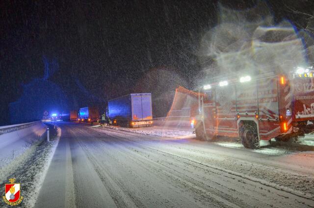 Heftiger Schneefall auf der Autobahn erschwerte die Arbeit der Feuerwehr am Montag Abend. | Foto: FF Mooskirchen