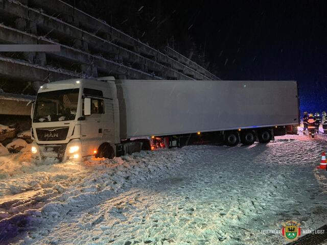 Die FF Ligist, die FF Modriach und die FF Mooskirchen befreiten einen Lkw aus misslicher Lage. | Foto: FF Ligist