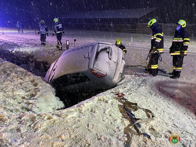 In Fluttendorf halfen die Feuerwehren Mooskirchen und Ligist einem Auto wieder auf die Straße. | Foto: FF Ligist