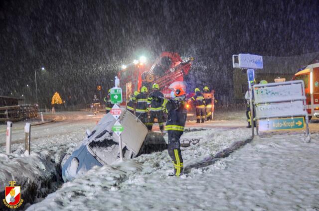 Mittels Seilwinde und Hebekran wurde ein Auto in Futtendorf geborgen. | Foto: FF Mooskirchen