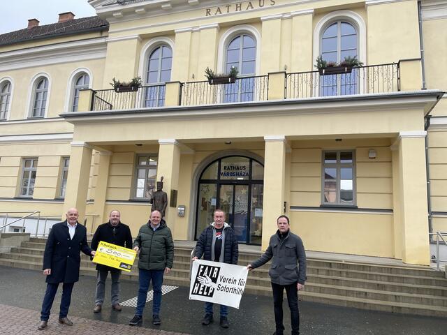 Spendenübergabe an den Verein Fair Help: Bgm. Georg Rosner, Amtsleiter Roland Poiger, Thomas Horvath, Adi Kalchbrenner und Amtsleiter-Stv. Christian Resch | Foto: Thomas Horvath
