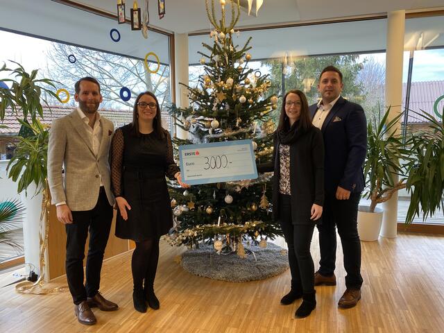 Spendenübergabe zu Weihnachten: Robert und  Katrin Krammer (Haus Pronegg), Erika und Andreas Karner