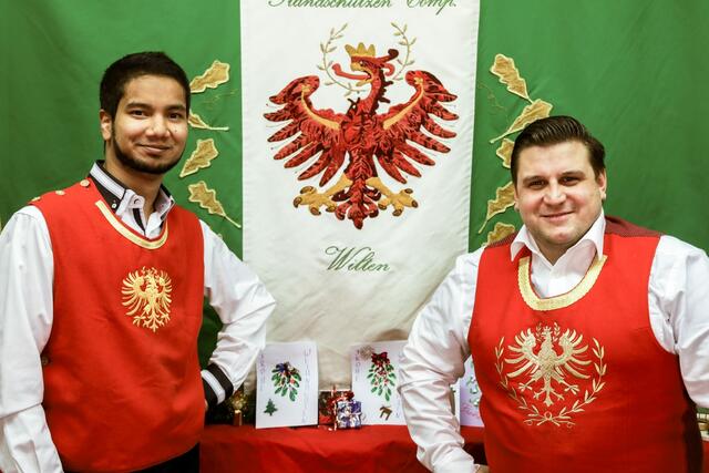 Lukas Volderauer und Marco Buckovez von der Schützenkompanie wissen wie gefeiert werden kann. | Foto: Raphael Wimmer