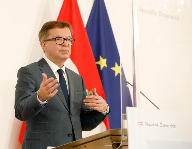 Im Bild Gesundheitsminister Rudi Anschober. "Bisher sind die Rückmeldungen der bislang mehr als 6000 in Alten- und Pflegeheimen bzw. MitarbeiterInnen von Covid-19-Stationen geimpften Personen über die Verträglichkeit sehr positiv", so Anschober. | Foto: Dragan Tatic/BKA