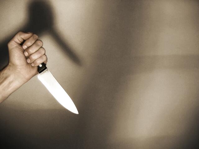 Ein 34-Jähriger wurde in Steyr von einem 23-Jährigen, der unter Drogeneinfluss stand, mit einem Messer angegriffen und verletzt.  | Foto: Symbolbild Falko Matte / fotolia