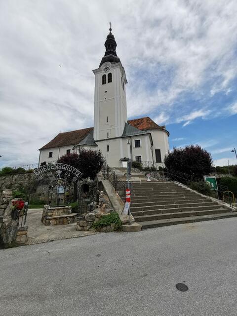 Die Friedensgrotte befindet sich unter dem Stiegenaufgang der Pfarrkirche von St. Ruprecht | Foto: Bild (c) Siegfried Arnold
